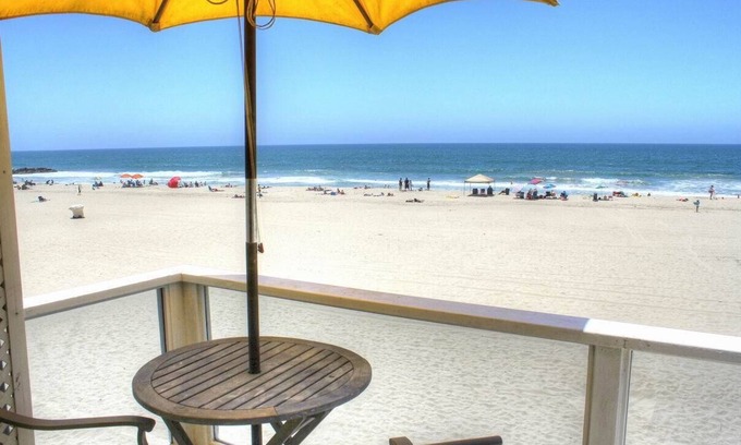 West Newport House | Oceanfront 5bd/3ba Townhome ON THE SAND