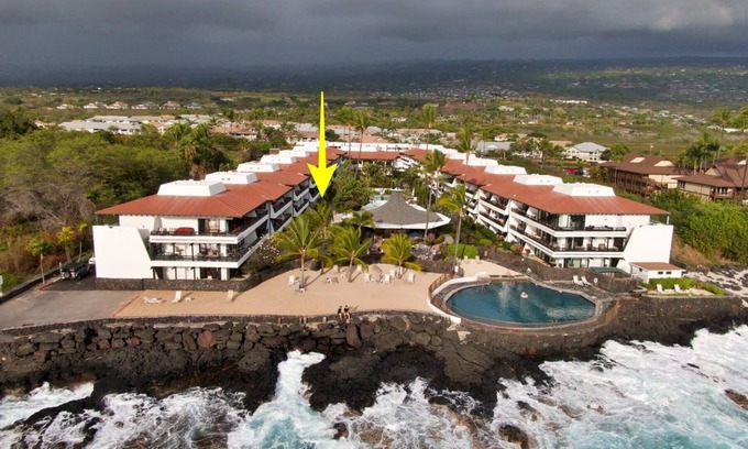 Kailua-Kona Condo | Oceanfront complex at Casa De Emdeko unit #130