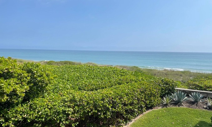 Stuart Condo | Oceanfront Condo on Hutchinson Island w/Pool