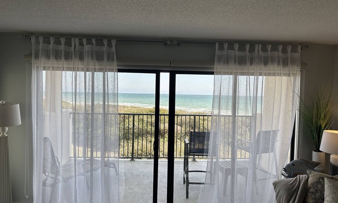 Emerald Isle Condo | Oceanfront Condo-Sleeps 4-Newly Renovated