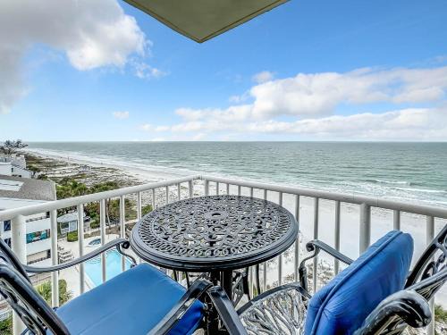 Indian Shores House | Oceanfront Condo Sleeps 6 Walk To Beach Pool