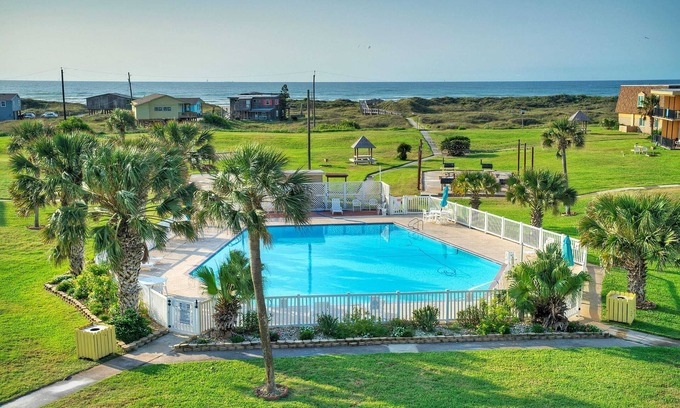 Port Aransas Apartment | Oceanfront Condo w/Private Balcony Pool + Tennis Bubbly Blew by Avantstay