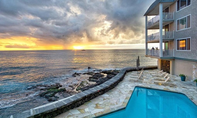 Kailua-Kona House | Oceanfront Condo with Lanai that Almost Hangs Over Ocean - Hale Kona Kai 304 by Casago Kona