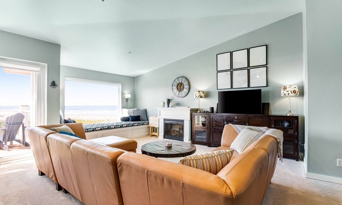 Westport Condo | Oceanfront condo with sweeping ocean views, pool & hot tub access - WiFi, W/D