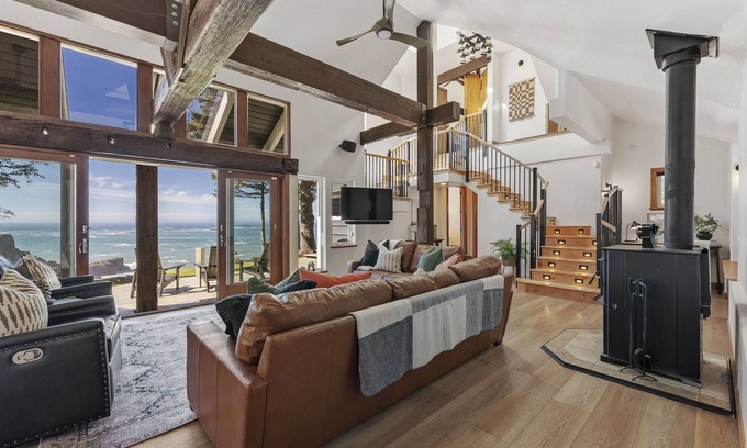 Gold Beach House | Oceanfront escape with beach access, private hot tub and game room