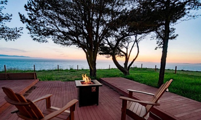 Oak Harbor House | Oceanfront Family Retreat