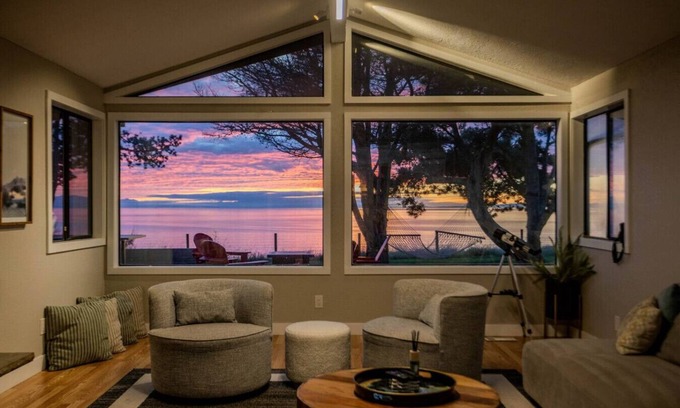 Oak Harbor House | Oceanfront Family Retreat