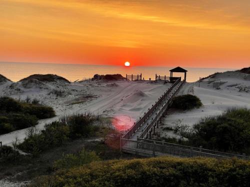 Whalehead Beach House | Oceanfront grandeur 4x4 Outerbanks -Hemingway
