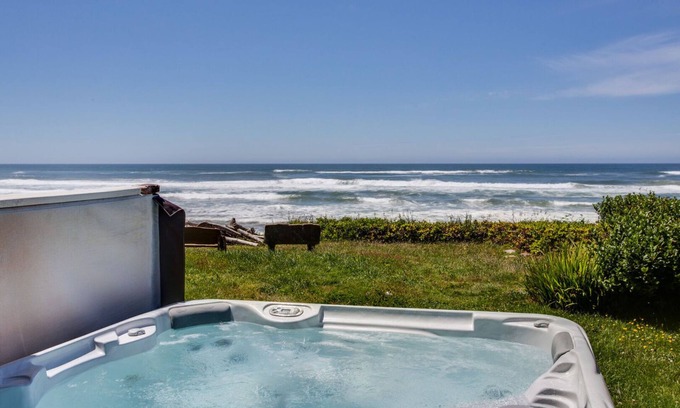 Yachats House | Oceanfront Home! Hot tub! Dog Friendly!
