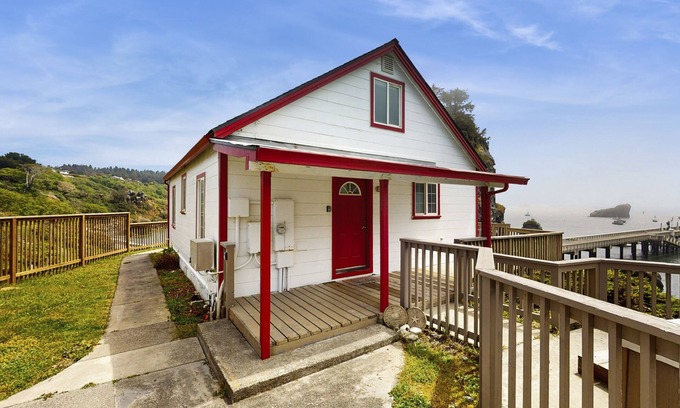 Trinidad House | Oceanfront home with amazing views, hot tub, WiFi & deck - hiking nearby