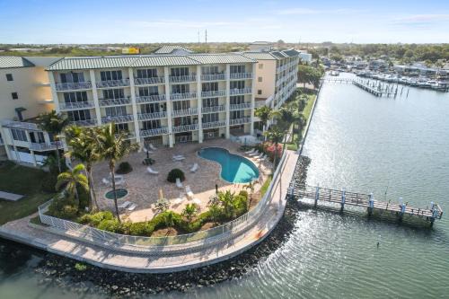 St. Petersburg - Clearwater Apartment | Oceanfront Luxury Condo! Mins to beach! Rum Bar Next Door!
