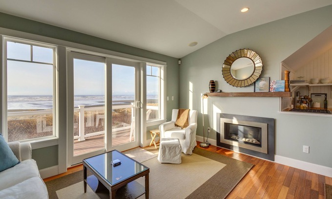 Moclips House | Oceanfront Moclips Retreat w/Beach Access & View!