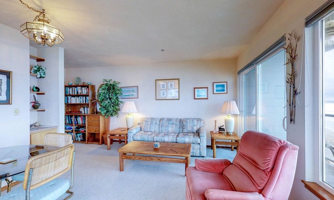 Newport Condo | Oceanfront Nye Beach condo with views of ocean and lighthouse - great location