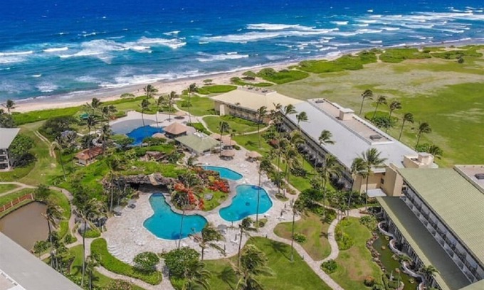Hanamaulu Condo | Oceanfront Resort, 4 pools, 75 foot waterslide, restaurants on site