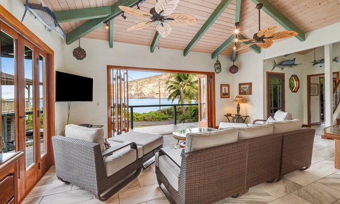 Honaunau-Napoopoo House | Oceanfront sanctuary with light-filled interior, lanai, W/D, & full kitchen