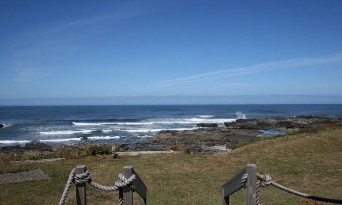 Yachats House | Oceanfront Splendor at Yachats Sunset, Front Row to Ocean and Tidepools