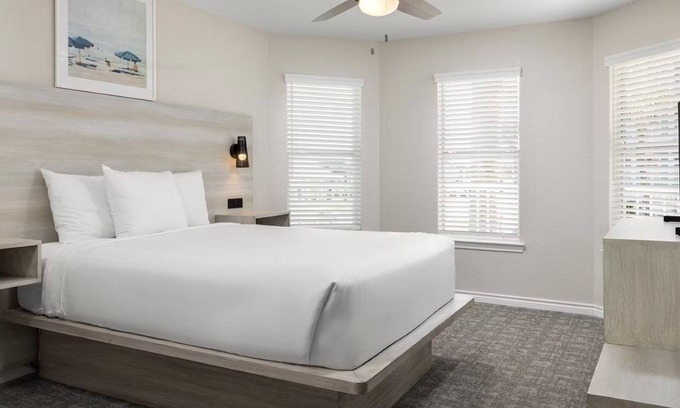 Galveston Hotel | Oceanfront Stay w/Pools, Tennis & Waterpark Access Nearby | Two 2BR Villas