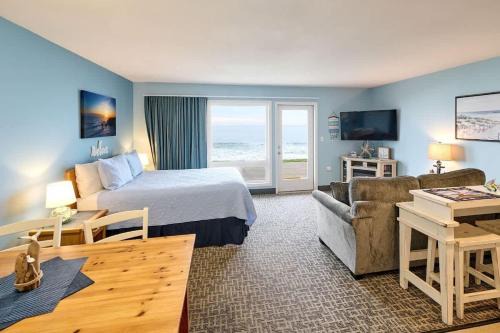 Lincoln City House | Oceanfront Studio - Sleeps 4 - Ground Floor - Pool and Hot Tub