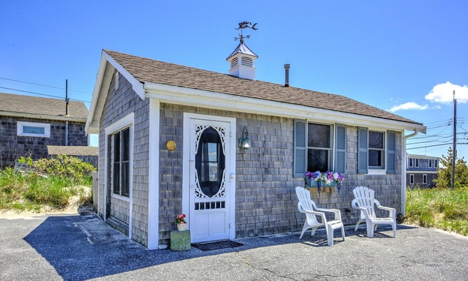 East Sandwich Cottage | Oceanfront Studio on East Sandwich Beach with AC and WiFi