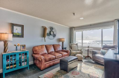 Lincoln City House | Oceanfront Suite - Top Floor - Pool and Sauna - Sleeps 4