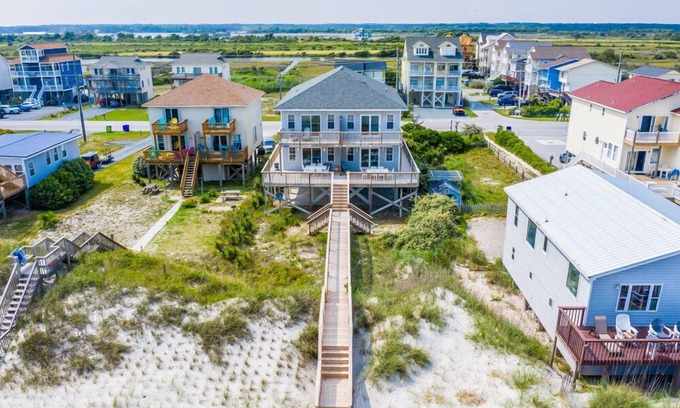 McCutcheon Field House | Oceanfront House w/Direct Beach Access