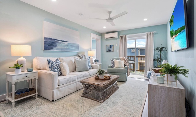 Sneads Ferry Condo | Oceanfront 2BR/2BA Condo w/Balcony Linens Included