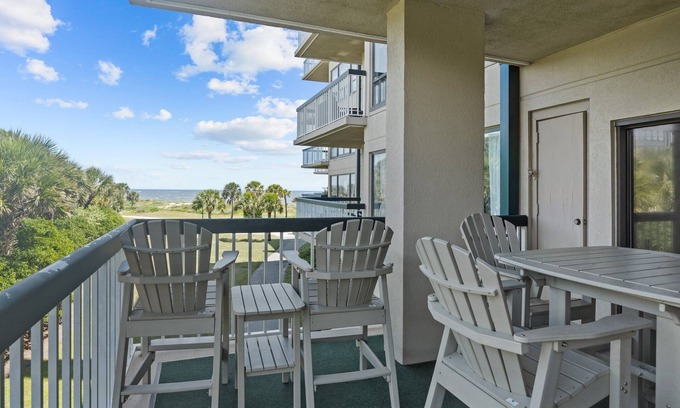Charleston County Condo | Oceanfront Villa 1111 Hot Tub & Community Pool! Great Views!