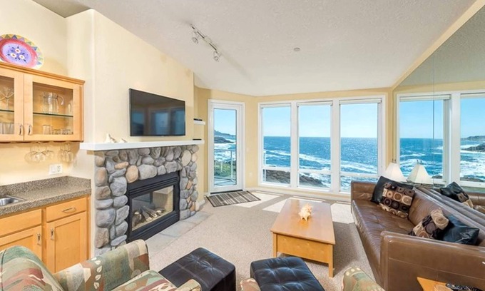 Depoe Bay Condo | Oceanfront, Whale Watching, Pool - Surf Song