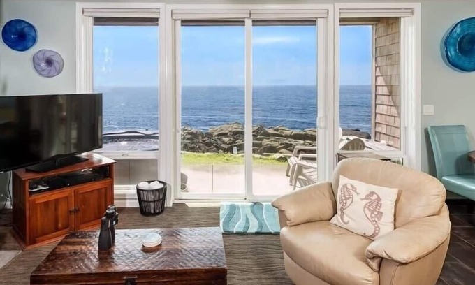 Depoe Bay Condo | Oceanfront, Whales & Hot Tub | The Pointe