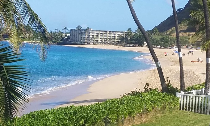 Makaha House | Oceanside Bungalow on beautiful Makaha Beach. Great surfing and snorkeling