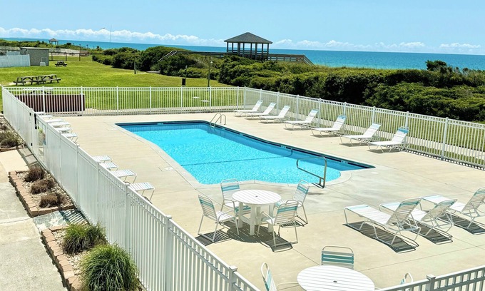 Atlantic Beach Condo | OCEANSIDE COMMUNITY Private Beach Access Pool WiFi Kitchen BBQ Grill