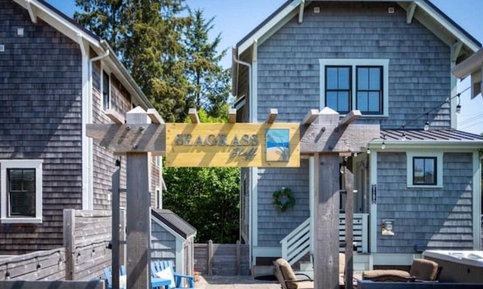 Seabrook House | Oceanside - Dog Friendly - 3pm Checkout