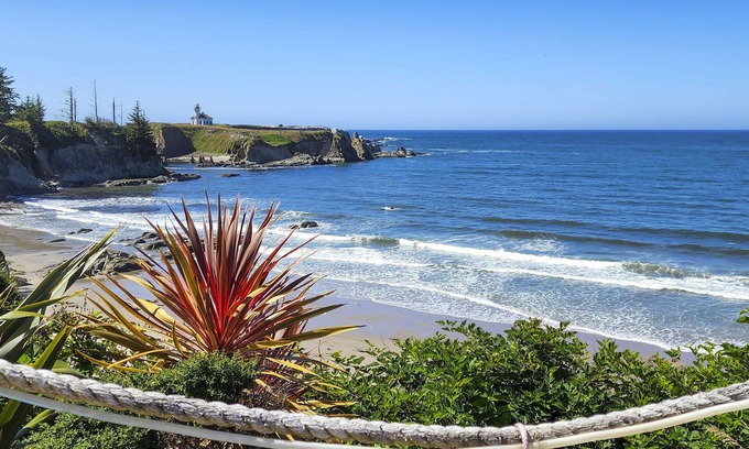 Coos Bay House | Oceanside Getaway w/Beach Access & Home Gym!