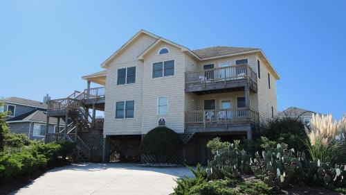 Corolla Light House | Oceanside, Private Pool, Hot Tub, Close to the Beach Access, 225, Glory Be