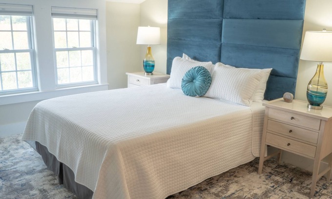 Hampton Hotel | Oceanside queen room with lounge area!
