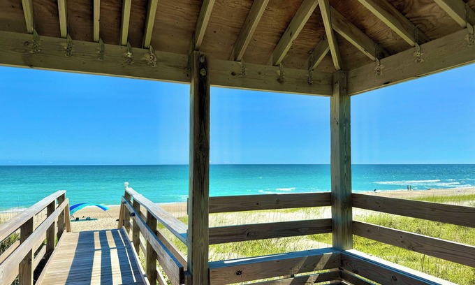 Atlantic Beach Condo | Oceanside Studio 400 Mbps WiFi Kitchen BBQ Grills