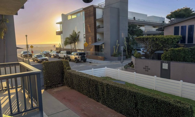 Marina Peninsula Apartment | Oceanside Studio: Steps to Venice Pier & Nightlife