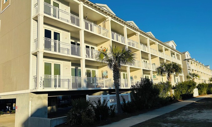 Mexico Beach Condo | OceanView Condo with Pool and Hot Tub