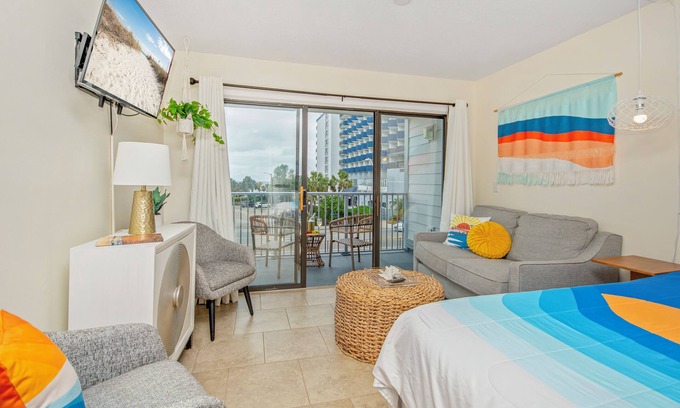Myrtle Beach Condo | Oceanview cozy couples oasis studio pools hot tub wifi walk to attractions!