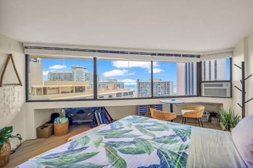 Waikiki Apartment | Oceanview Freshly Renovated Free Parking WiFi