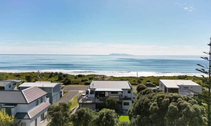 Waihi Beach House | Oceanview on Broadway