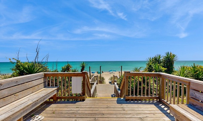 Salter Path Condo | Oceanview, second-floor condo with 4 pools & 2 hot tubs - steps to the beach