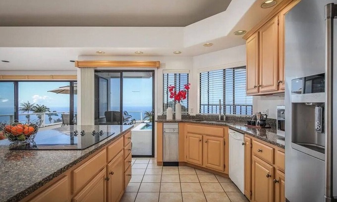 Holualoa House | Oceanview Suites + Cottage/Infinity pool and Jacuzzi