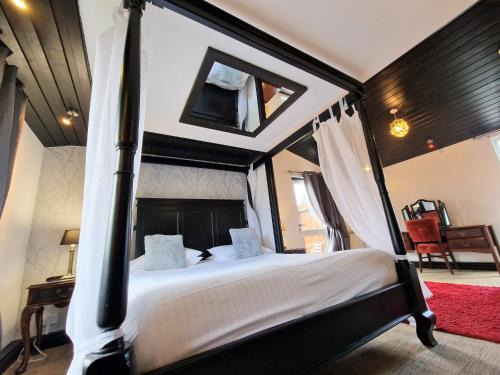 Kelty Ski Chalet | Ochil 9 with Private Hot Tub - Fife - Loch Leven - Lomond Hills - Pet Friendly