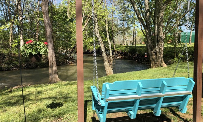 Gatlinburg - Pigeon Forge Cottage | Oct Dates OPEN! Beautiful Creek! Birds, ducks, close to Pigeon Forge