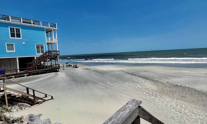 Folly Beach House | Octopus’s Reef-Ocean Front-Pet Friendly!