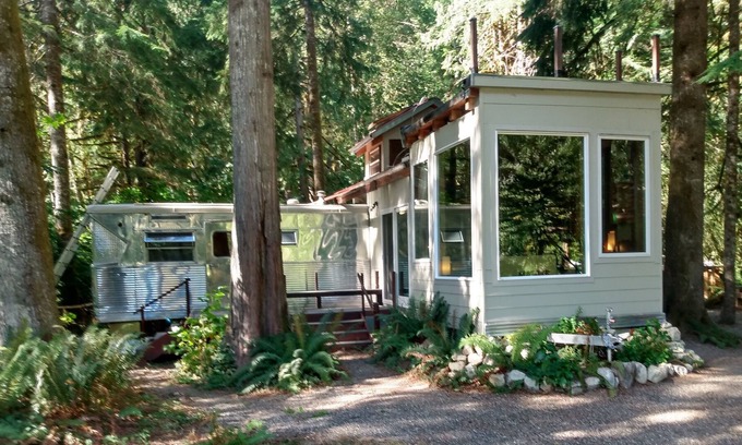Marblemount Cabin | Off-grid Cascade River front cabin with room for the family