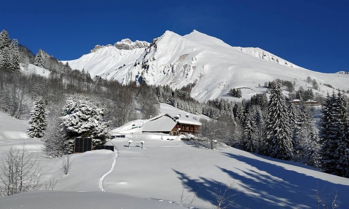 Taninges Ski Chalet | Off Grid Full Chalet - 7 bedrooms - 12 people - 8 bathrooms