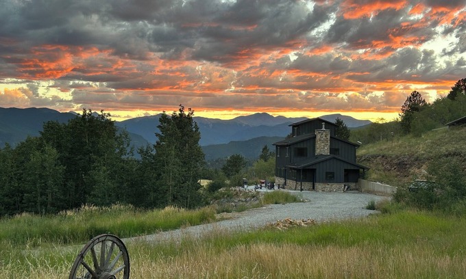 Idaho Springs House | Off Grid Mountain Retreat w/Amazing Views
