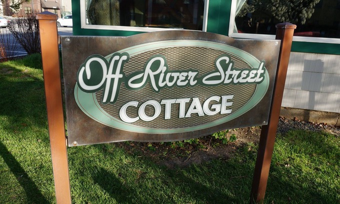 Boise Cottage | Off River Street Cottage is a cozy stay for travelers to beautiful Boise area.